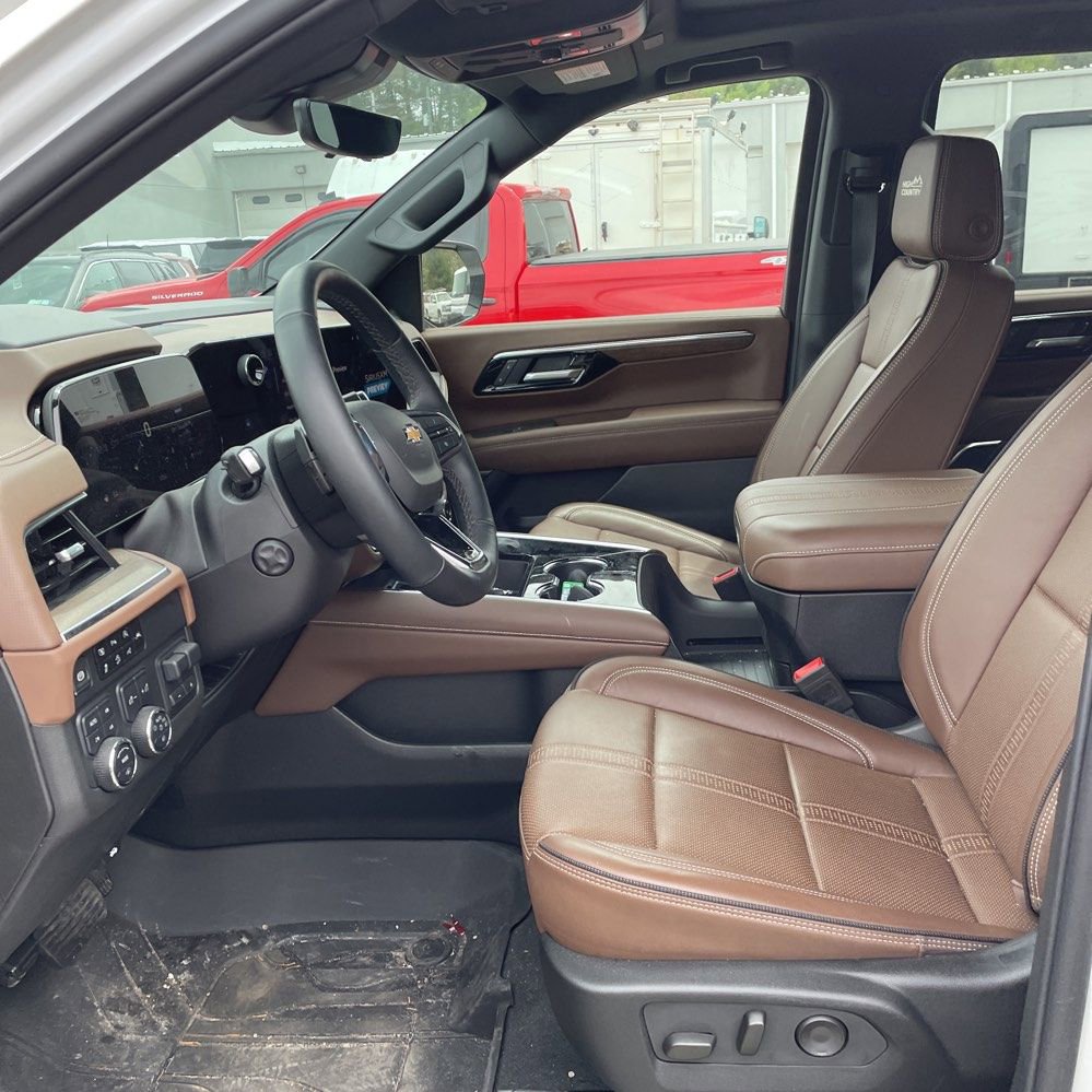 Used 2025 Chevrolet Suburban High Country AWD/4WD image 16