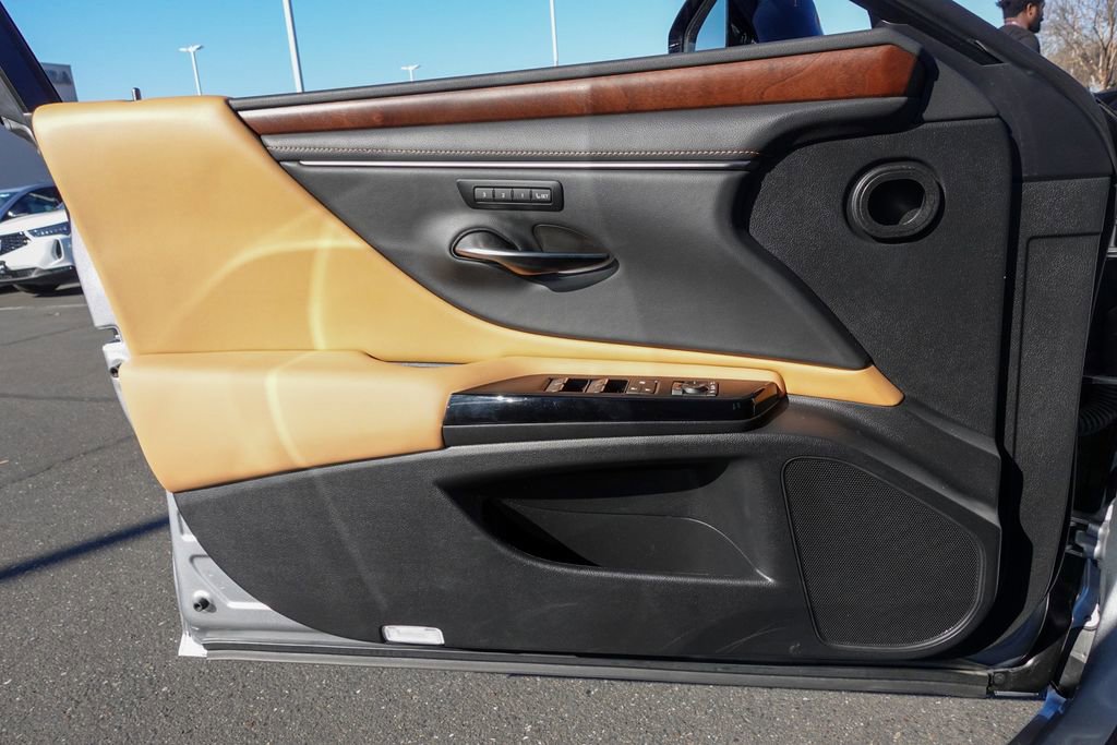 Used 2025 Lexus ES 300h w/ Premium Package image 22