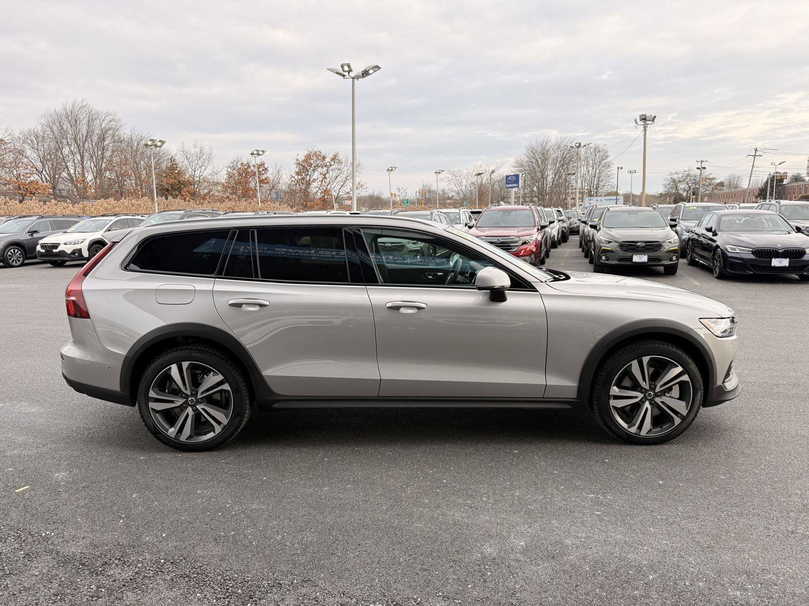 Used 2025 Volvo V60 B5 Cross Country Plus image 6