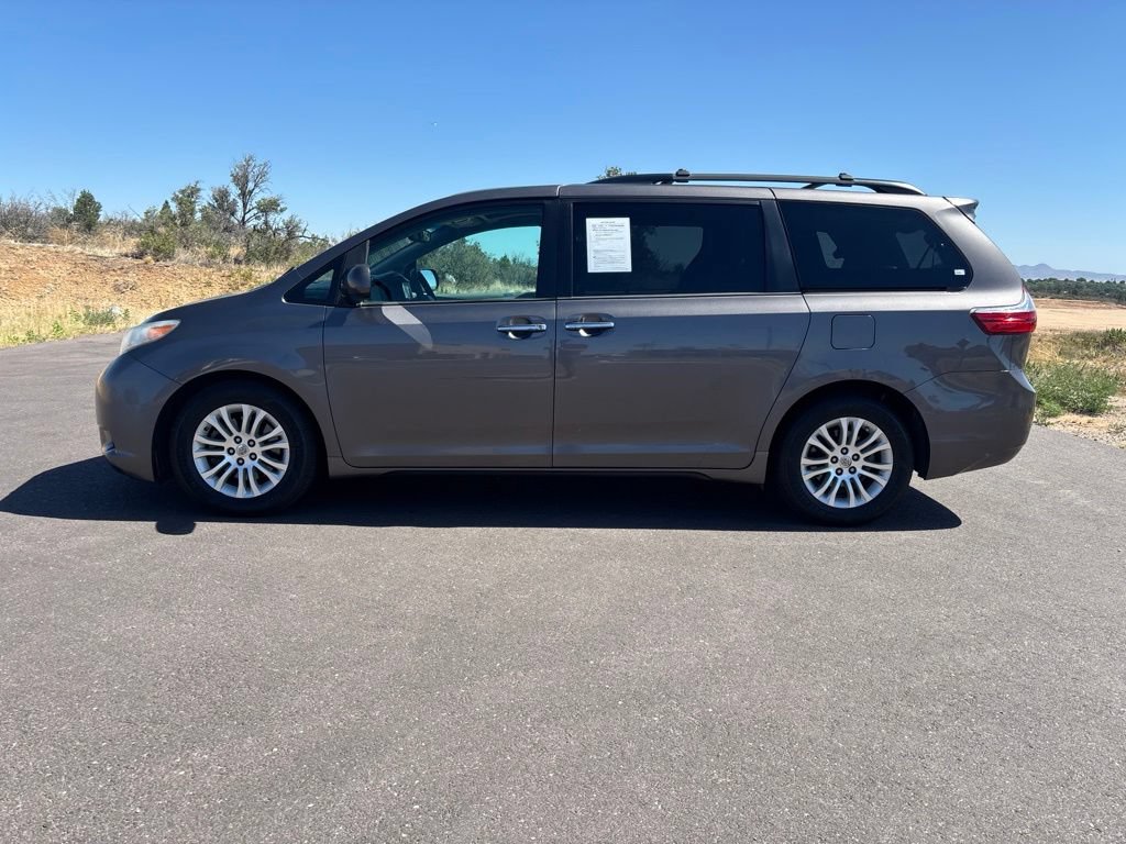 Used 2015 Toyota Sienna XLE w/ XLE Navigation Package FWD image 9