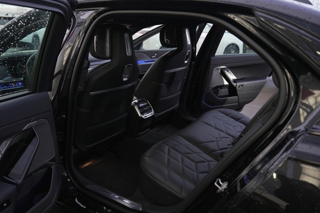 Used 2024 BMW 740i image 7