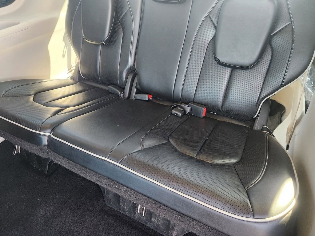 Used 2023 Chrysler Pacifica Limited image 31