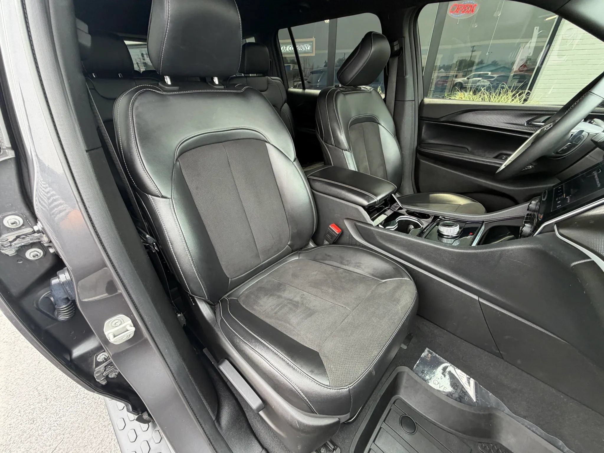 Used 2023 Jeep Grand Cherokee L Laredo AWD/4WD image 13