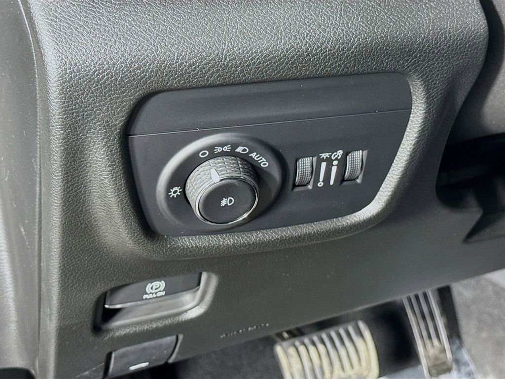 New 2025 Jeep Grand Cherokee Limited w/ Black Appearance Package image 18