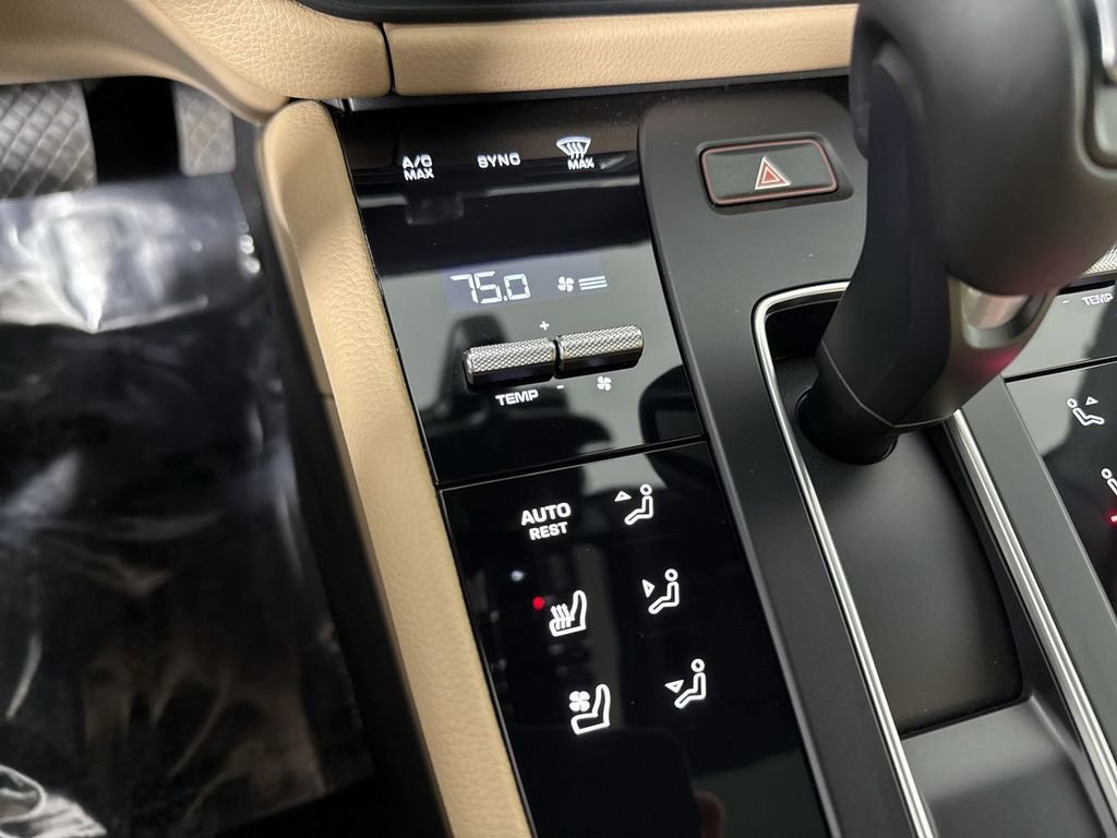 Certified 2024 Porsche Macan image 31