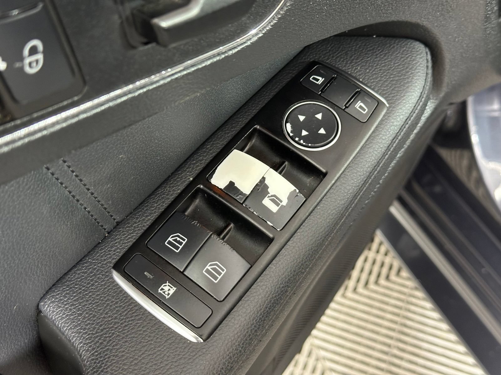 Used 2011 Mercedes-Benz E 350 4MATIC Sedan image 33