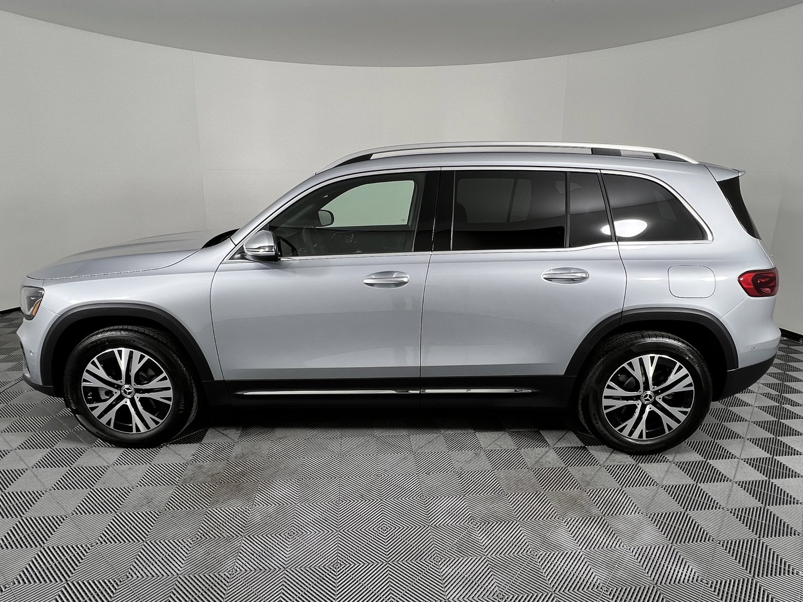 Used 2025 Mercedes-Benz GLB 250 image 9