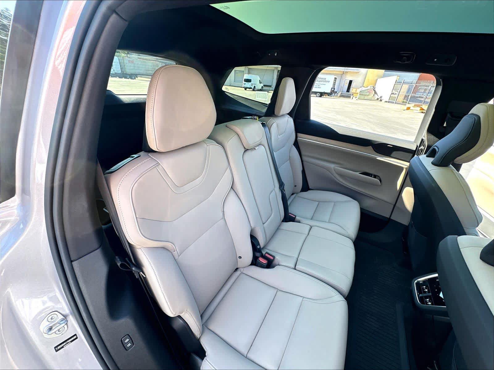 Used 2026 Volvo EX90 Plus RWD image 31