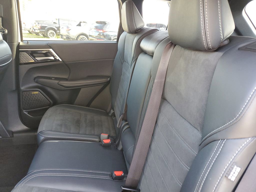 Used 2025 Mitsubishi Outlander SE image 12