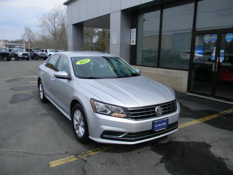 Used 2017 Volkswagen Passat 1.8T S image 2