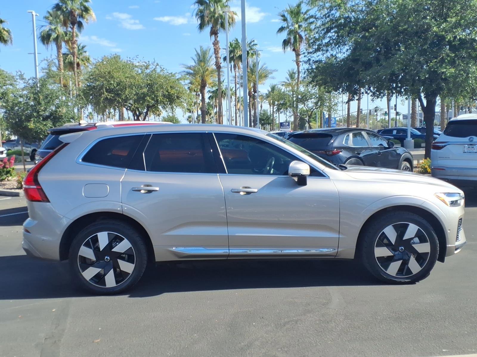 Used 2023 Volvo XC60 T8 Ultimate AWD/4WD image 3