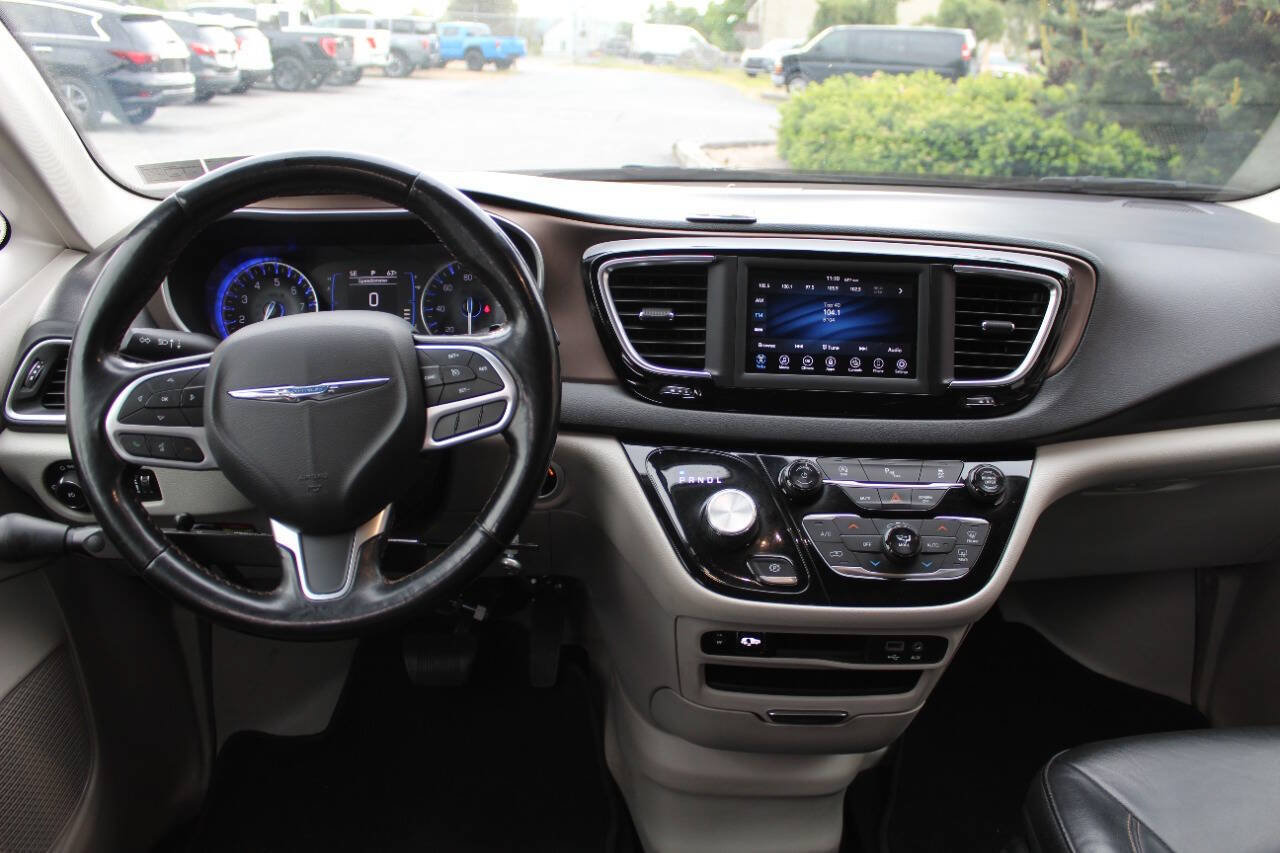 Used 2019 Chrysler Pacifica Touring-L FWD image 28