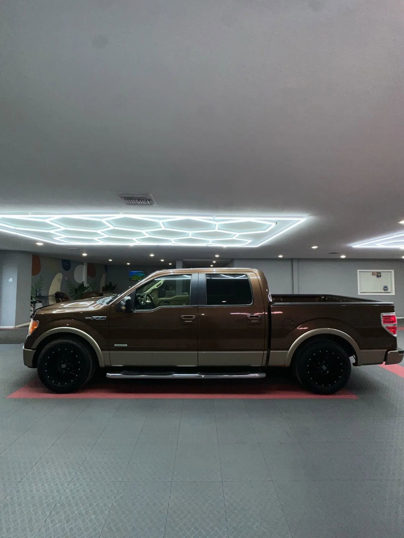 Used 2011 Ford F150 Lariat RWD image 3