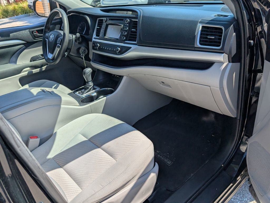 Used 2019 Toyota Highlander LE image 17