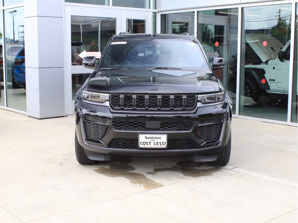 Used 2026 Jeep Grand Cherokee Altitude AWD/4WD image 2