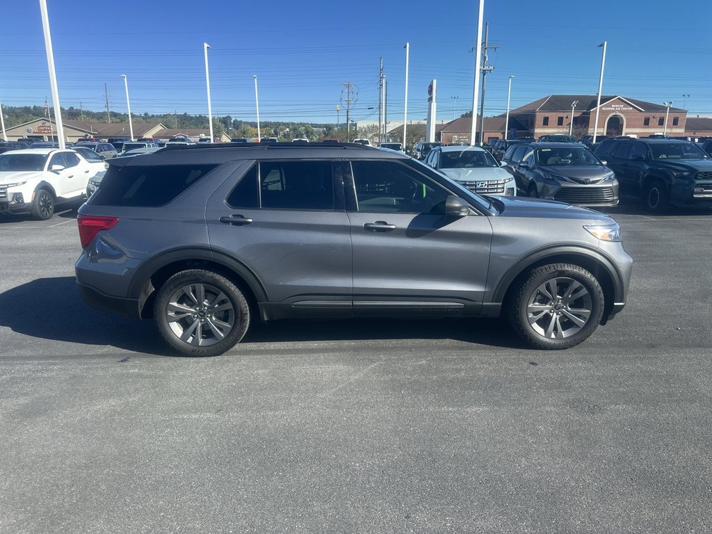Used 2021 Ford Explorer XLT w/ Equipment Group 202A AWD/4WD image 9