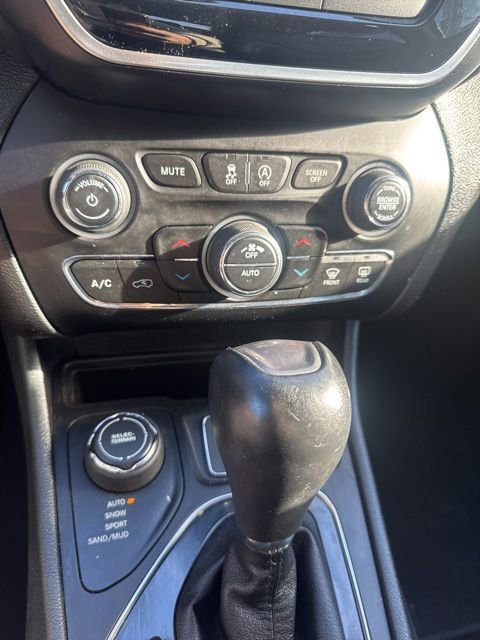 Used 2019 Jeep Cherokee Limited image 27