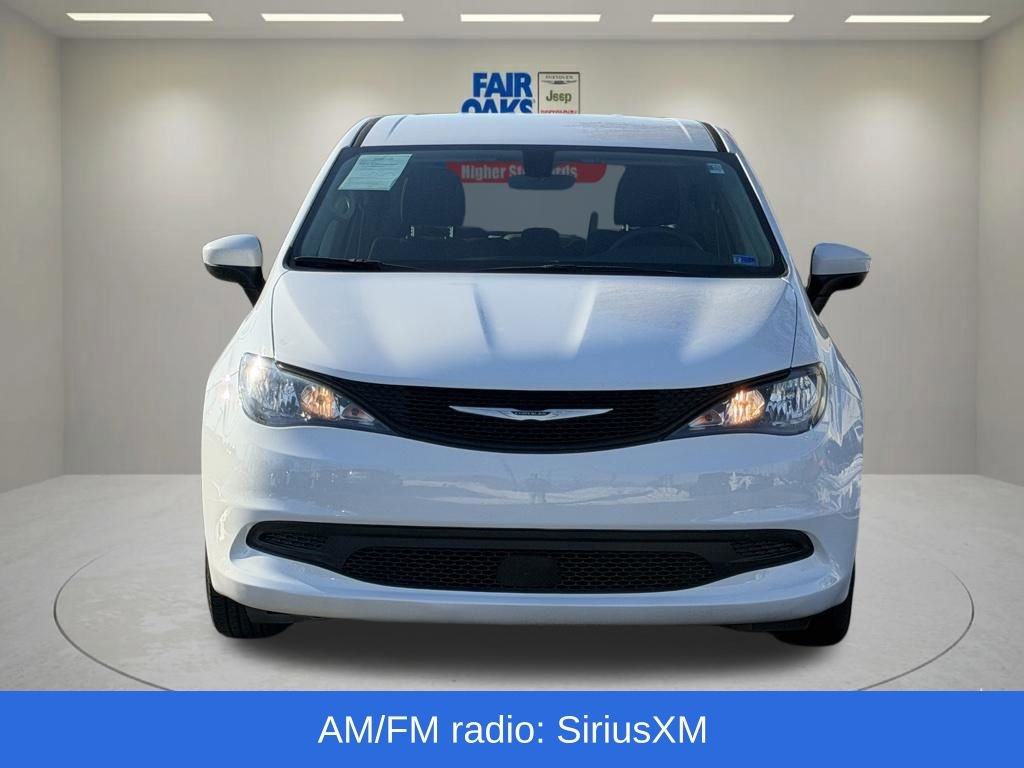 Used 2022 Chrysler Voyager LX image 5