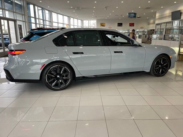 Used 2025 BMW 750e xDrive image 11