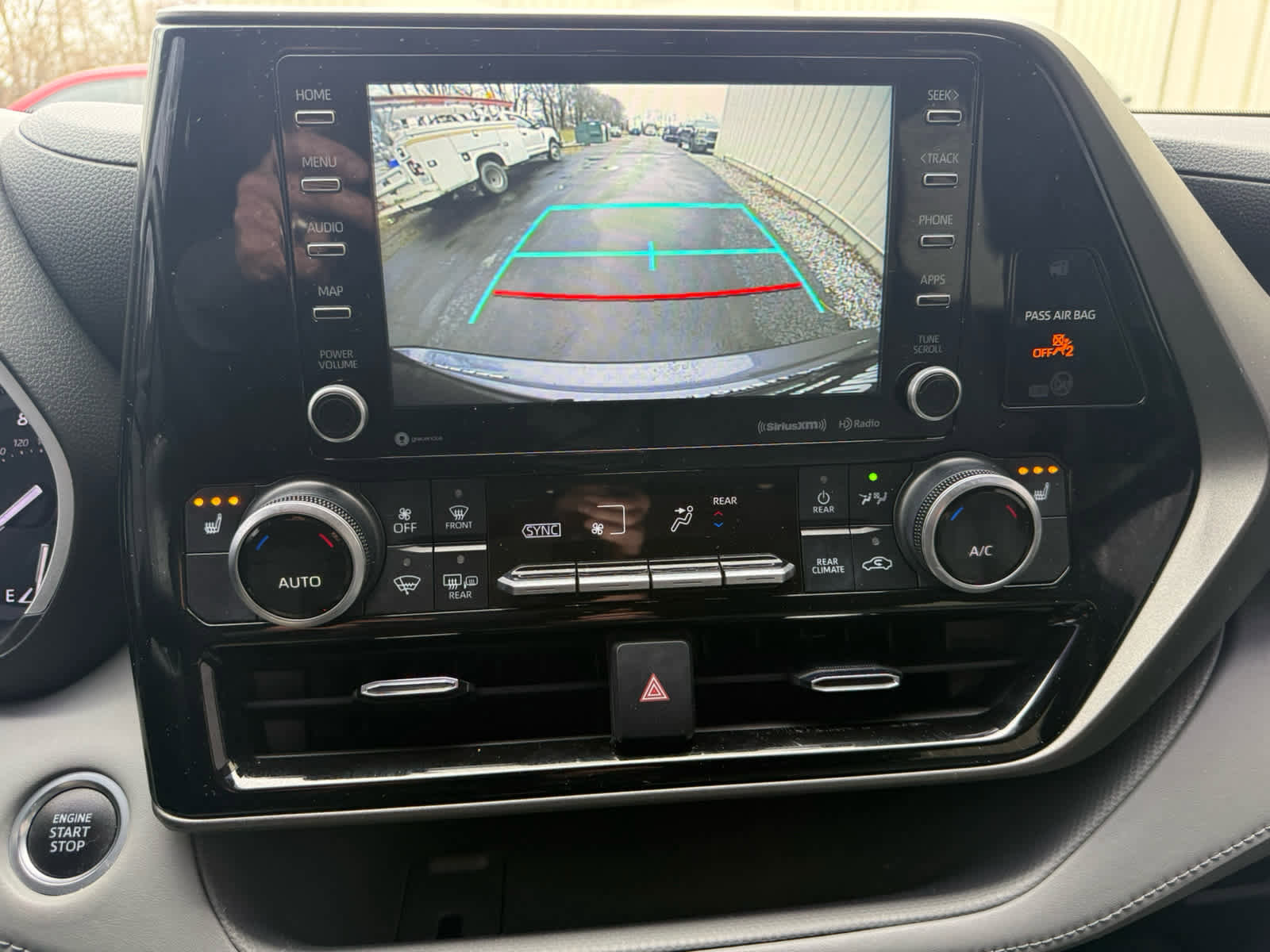 Used 2021 Toyota Highlander XLE image 18