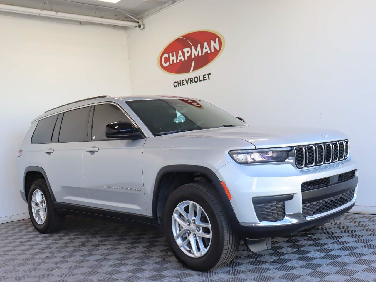 Used 2025 Jeep Grand Cherokee L Laredo w/ Trailer Tow Package AWD/4WD image 1