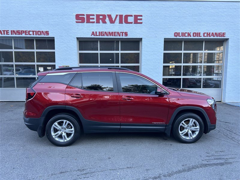 Used 2022 GMC Terrain SLE w/ Driver Convenience Package image 2