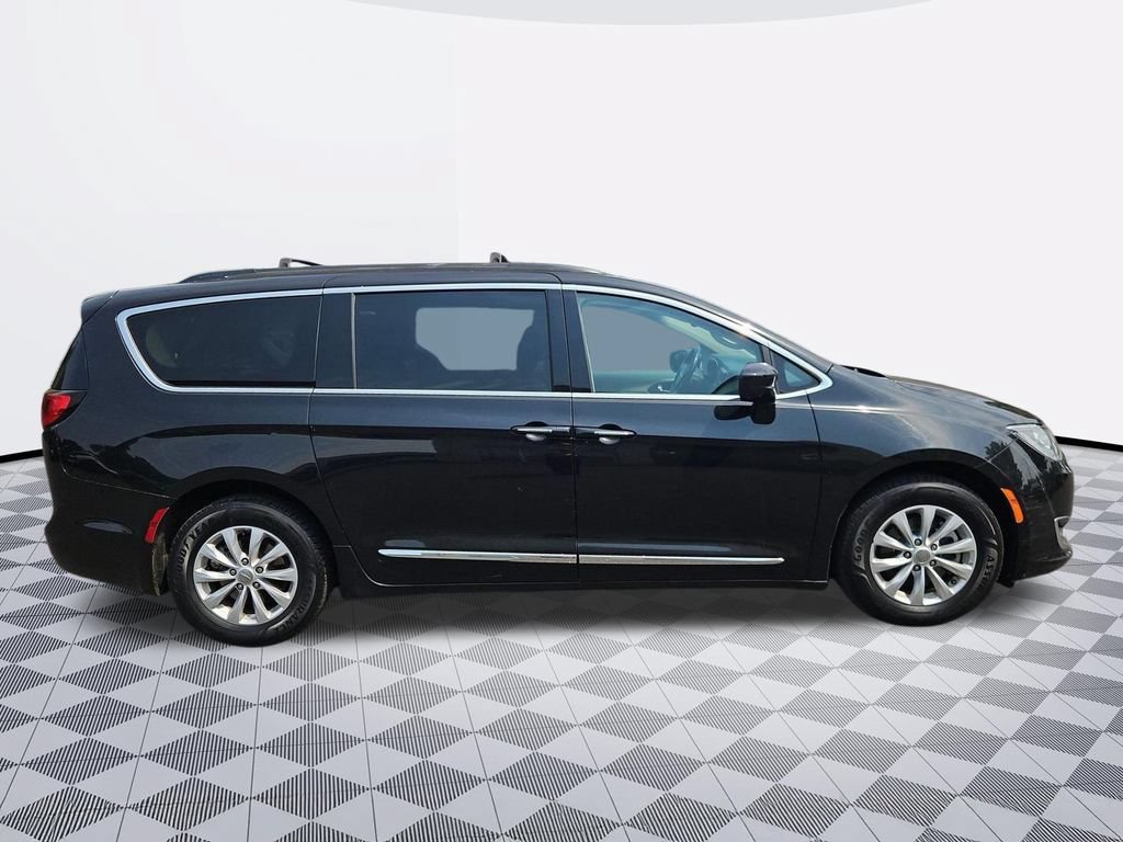 Used 2017 Chrysler Pacifica Touring-L FWD image 7
