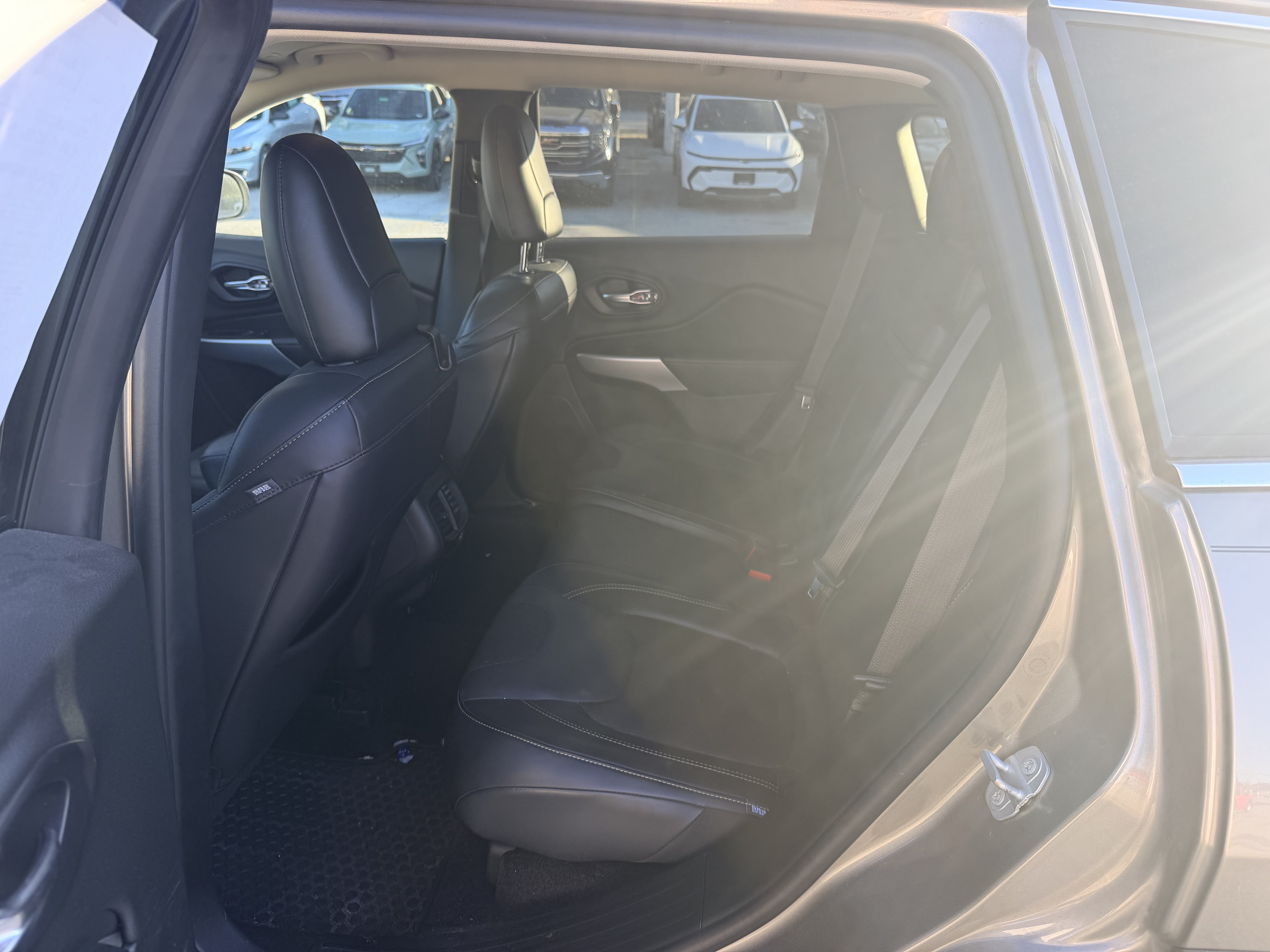 Used 2018 Jeep Cherokee Latitude Plus w/ Cold Weather Group FWD image 12
