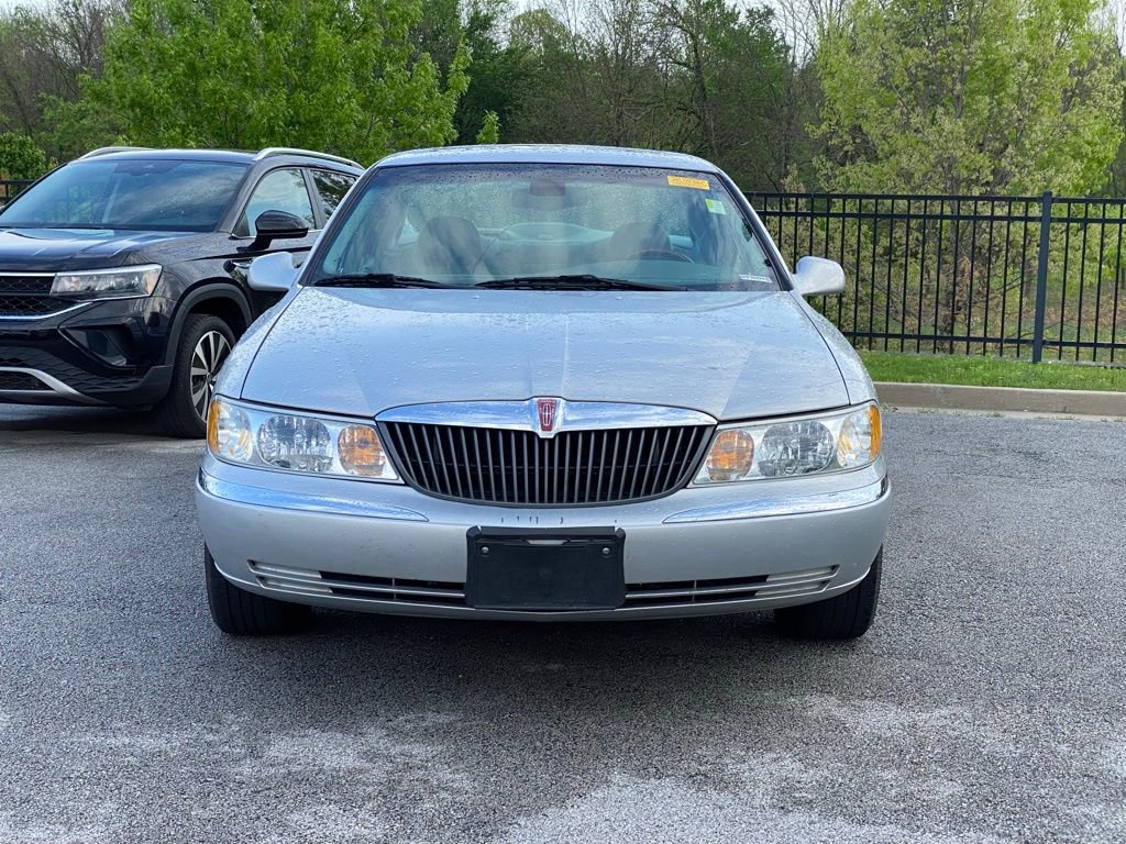 Used 2002 Lincoln Continental image 2