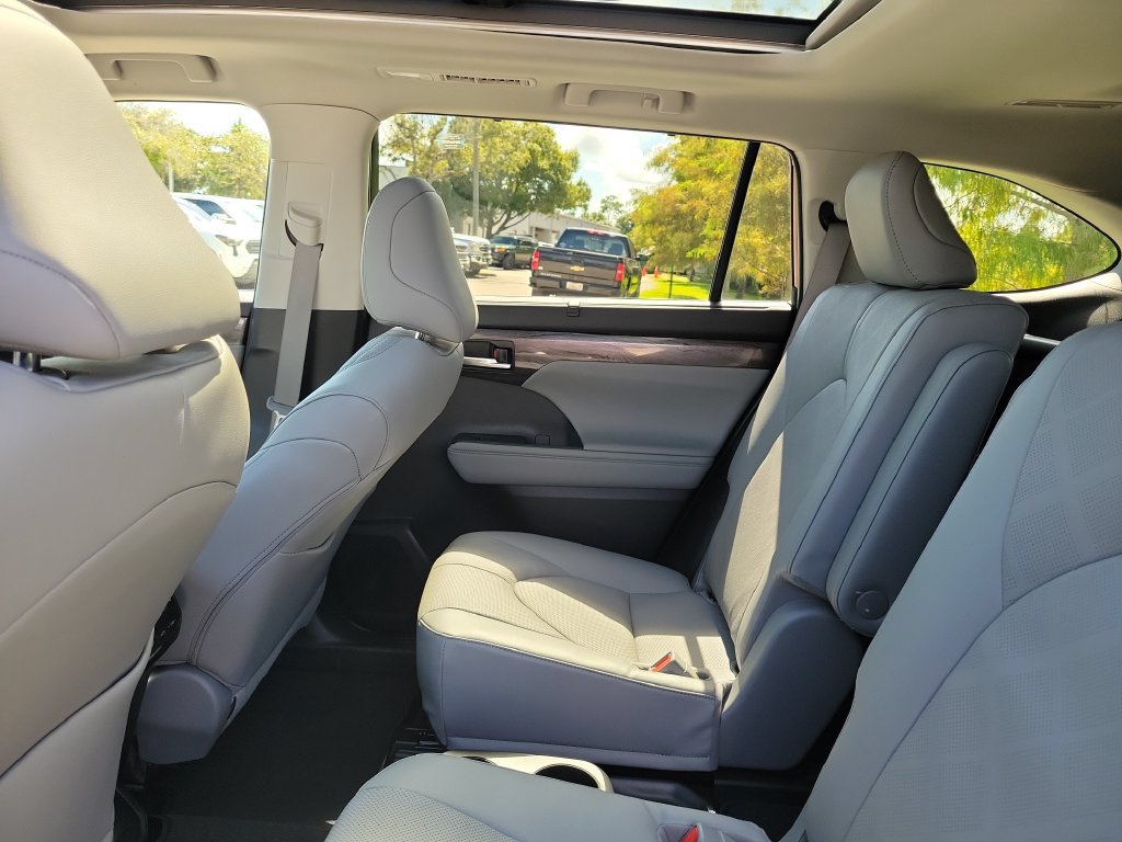 Used 2023 Toyota Highlander Platinum FWD image 24