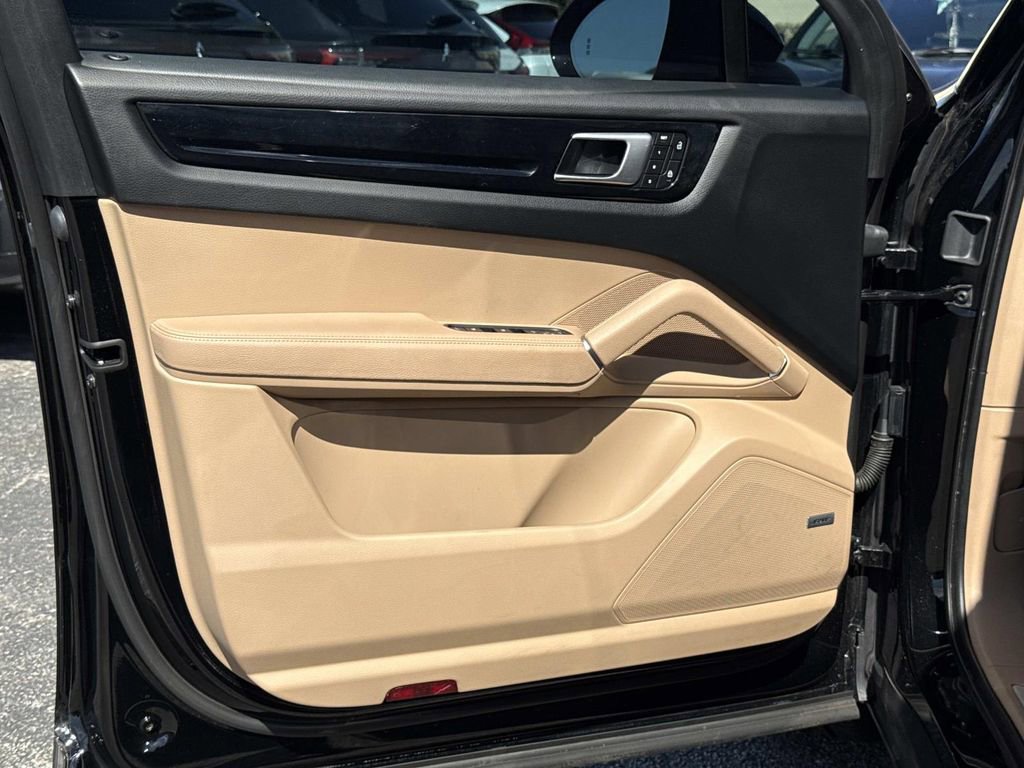 Used 2022 Porsche Cayenne Platinum Edition image 19