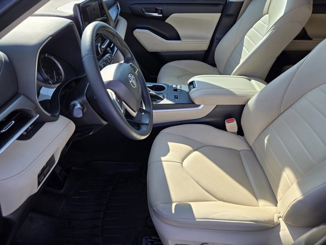 Used 2023 Toyota Highlander XLE image 11