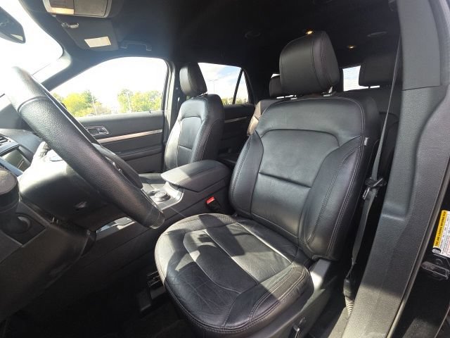Used 2018 Ford Explorer XLT w/ Equipment Group 202A AWD/4WD image 27