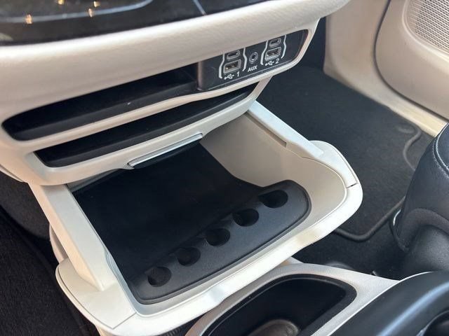 Used 2024 Chrysler Pacifica Touring-L FWD image 24