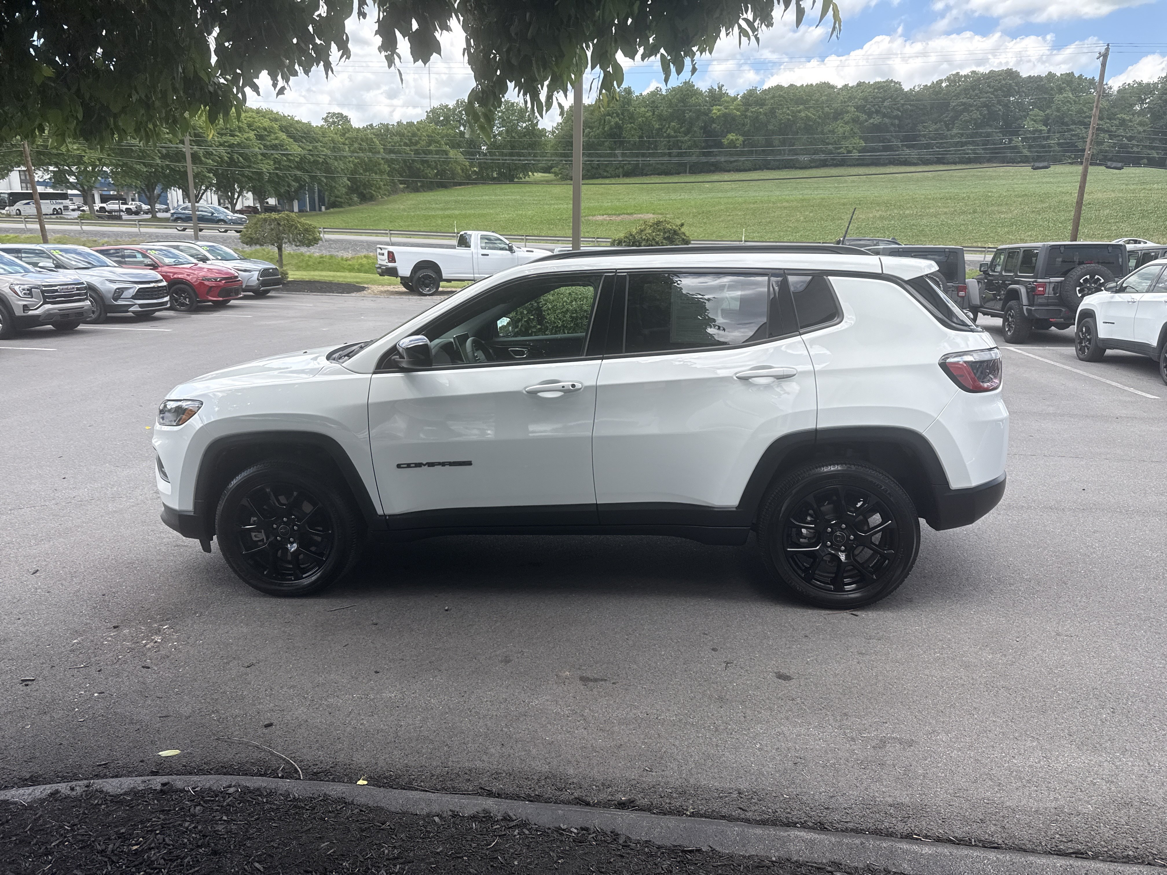 Used 2025 Jeep Compass Latitude w/ Convenience Group AWD/4WD image 7