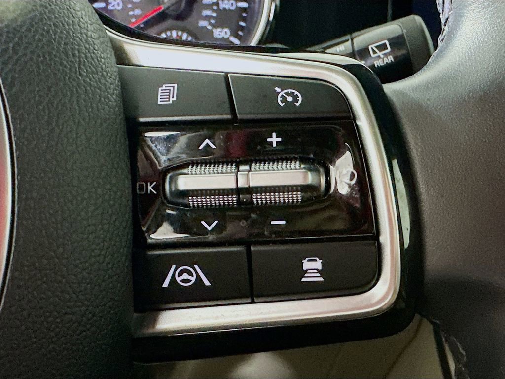 Used 2024 Kia Carnival EX FWD image 24