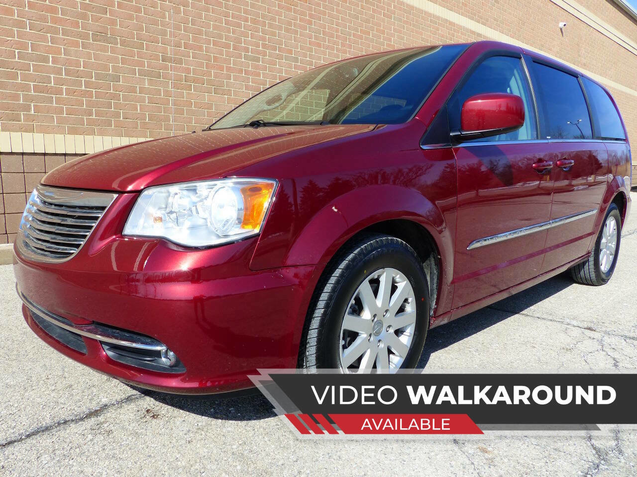Used 2014 Chrysler Town & Country Touring image 1