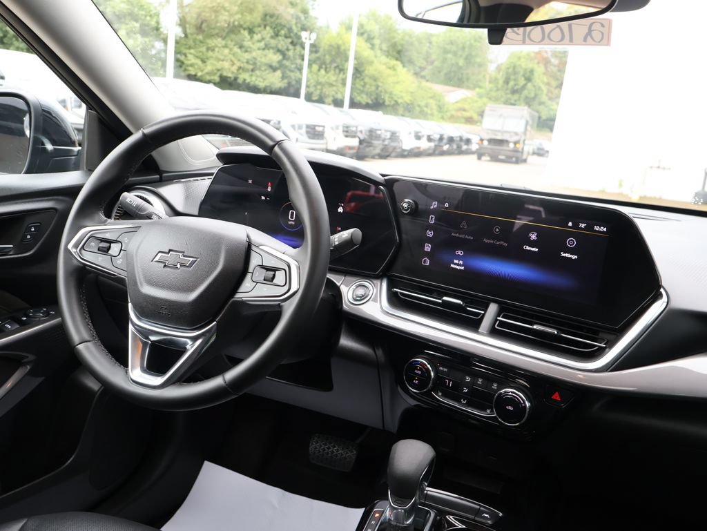 Used 2025 Chevrolet Trax ACTIV w/ Sunroof Package FWD image 27