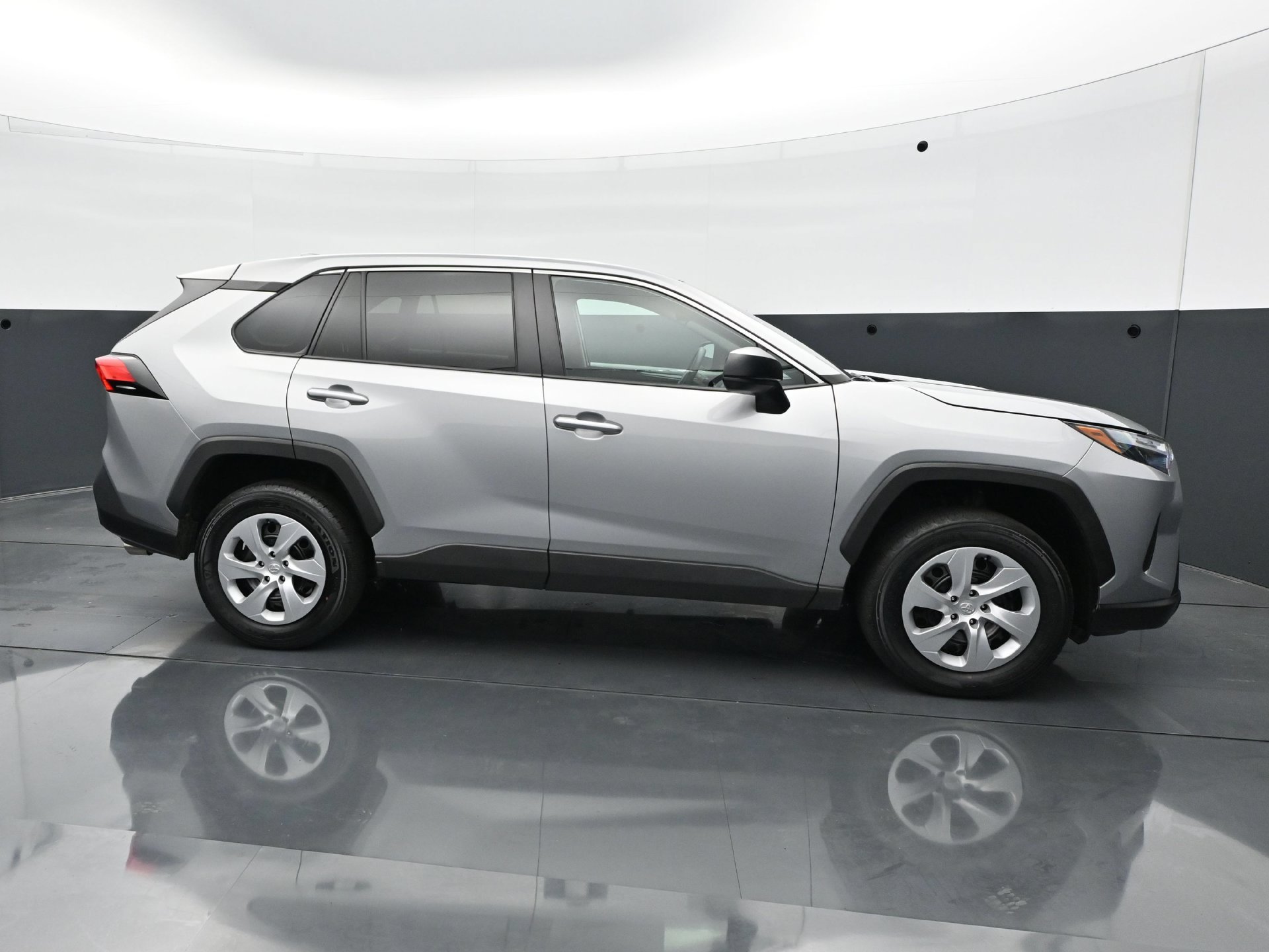 Used 2024 Toyota RAV4 LE AWD/4WD image 8