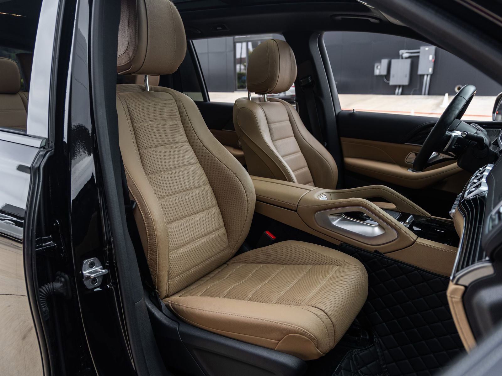Used 2025 Mercedes-Benz GLS 580 4MATIC image 41
