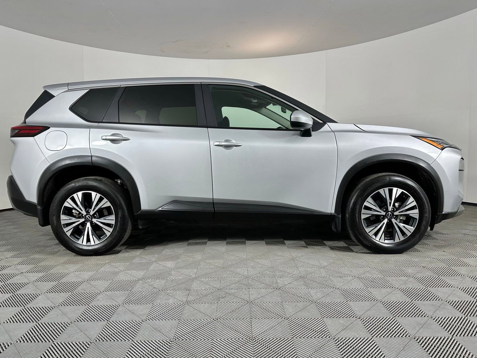Used 2023 Nissan Rogue SV w/ SV Premium B Package image 30