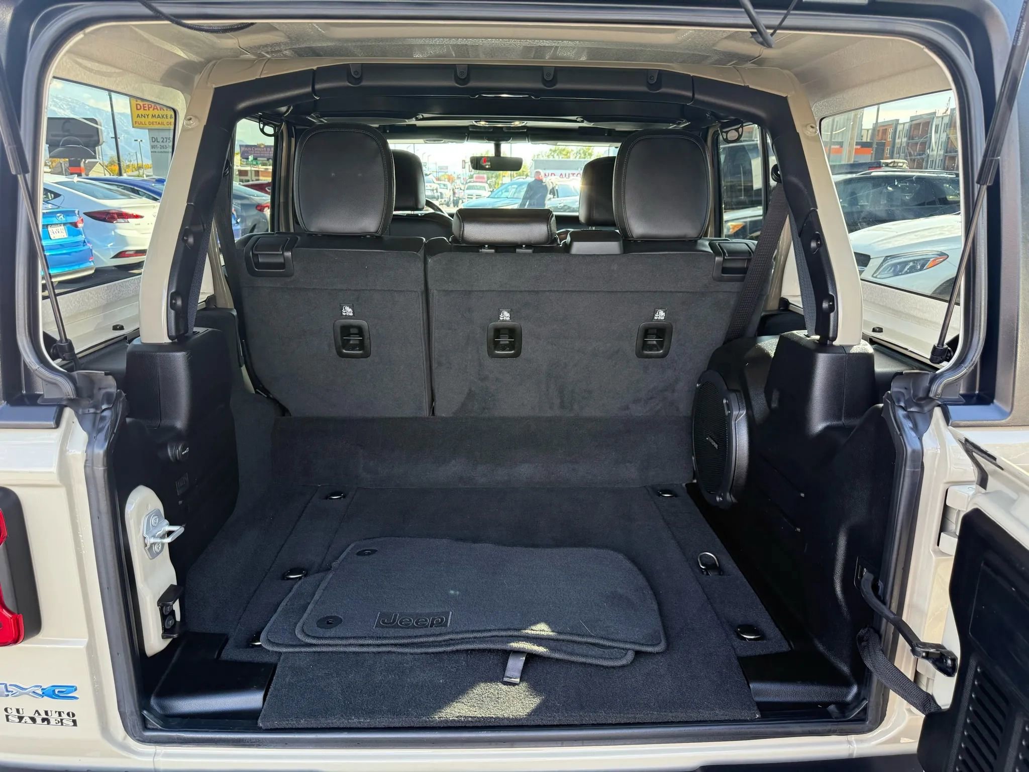 Used 2022 Jeep Wrangler Unlimited Sahara w/ Cold Weather Group image 28