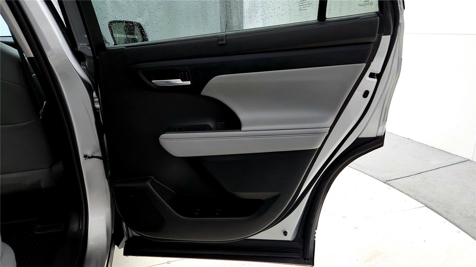 Used 2022 Toyota Highlander XLE image 19