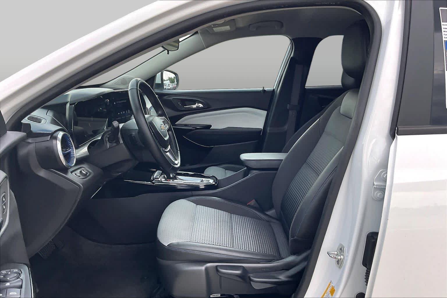 Used 2025 Chevrolet Trax LT w/ LT Convenience Package FWD image 8