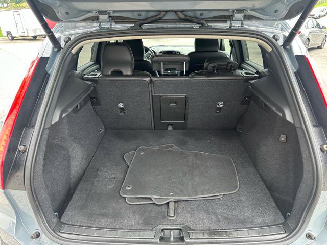 Used 2021 Volvo XC40 T5 Momentum image 13