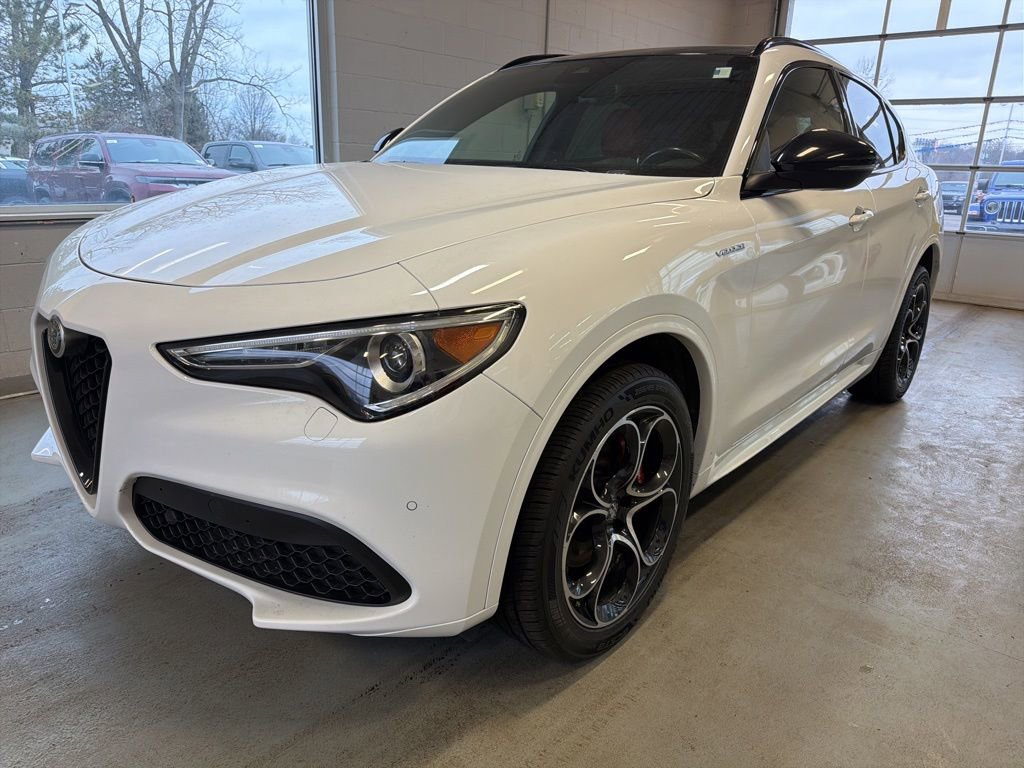 Used 2023 Alfa Romeo Stelvio Veloce image 2