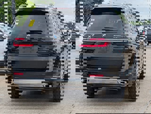 Used 2025 BMW X7 xDrive40i w/ Premium Package image 4