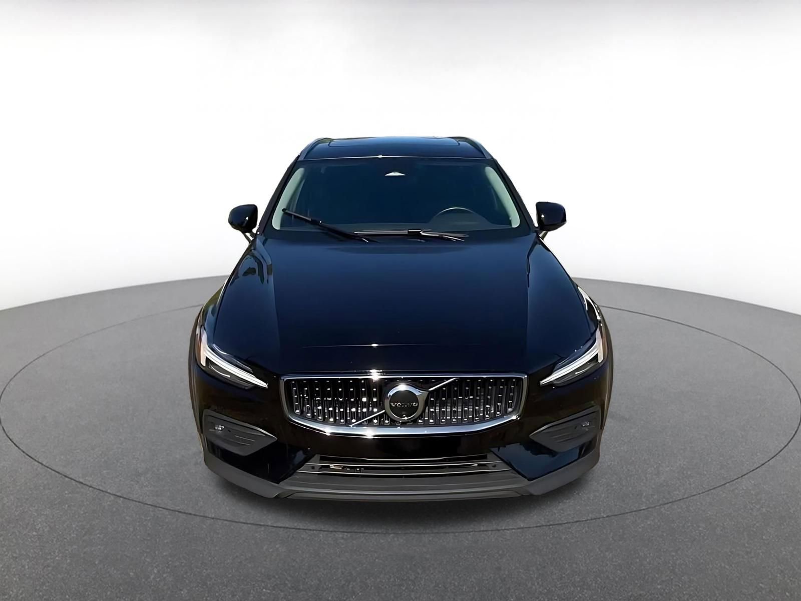 Used 2025 Volvo V60 B5 Cross Country Plus image 4