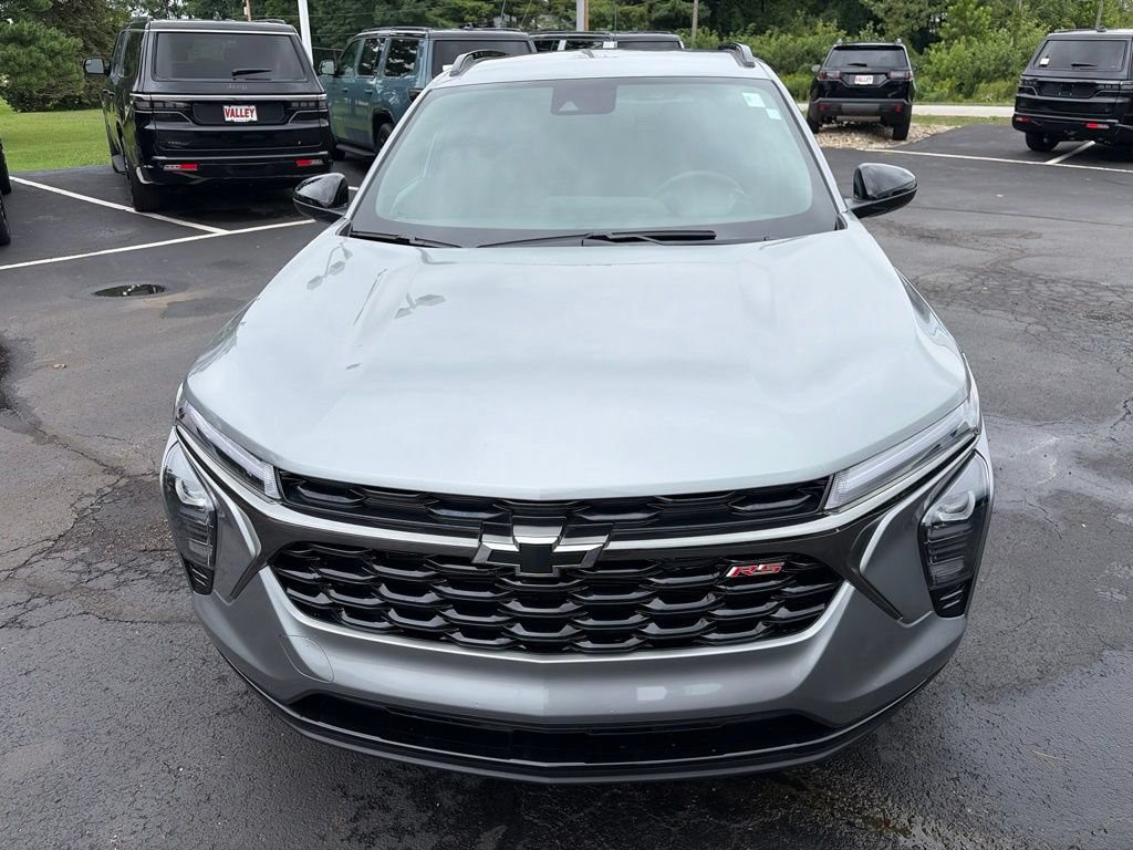 Used 2025 Chevrolet Trax RS w/ Driver Confidence Package FWD image 3