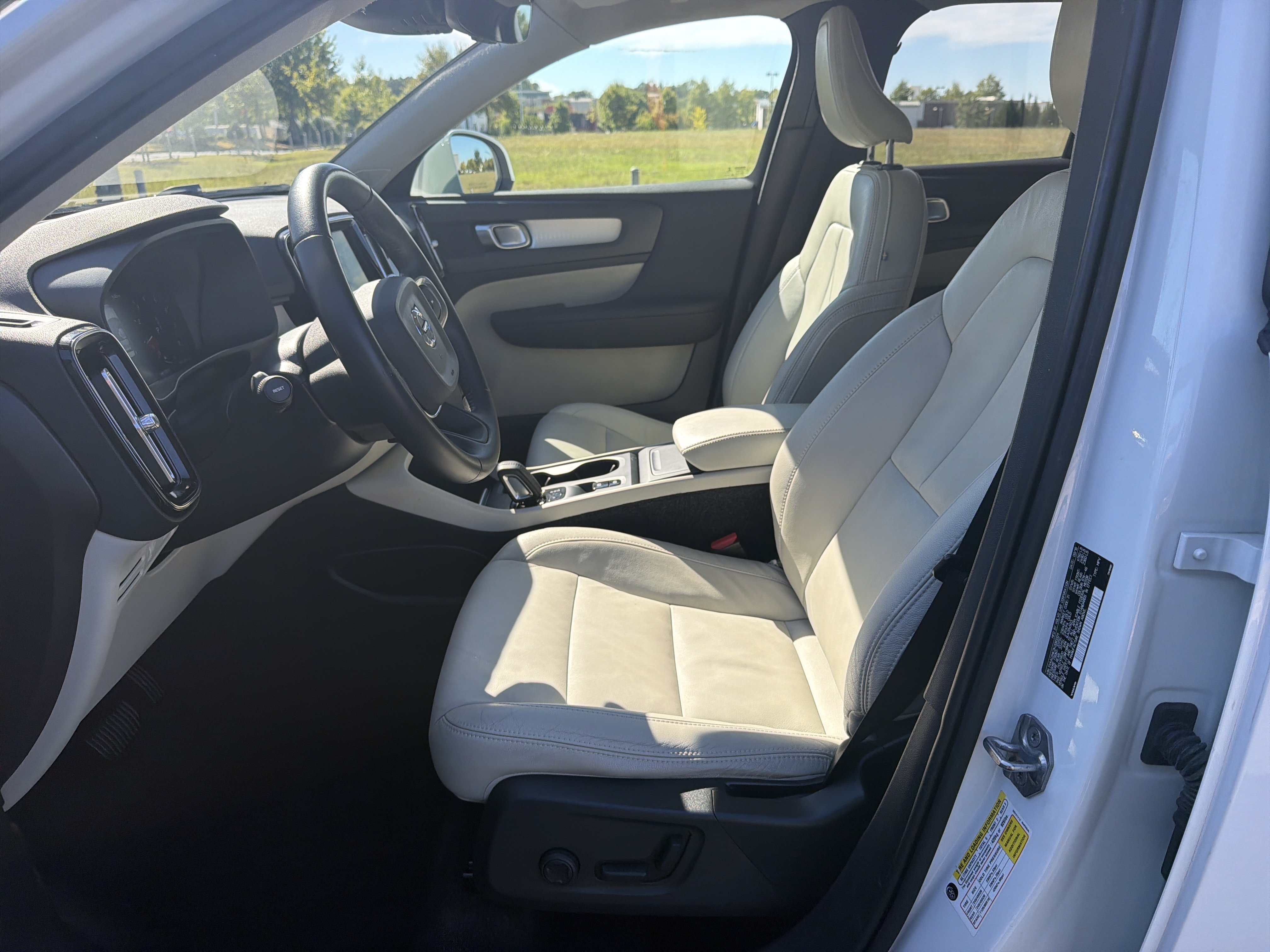Used 2019 Volvo XC40 T4 Momentum FWD image 24